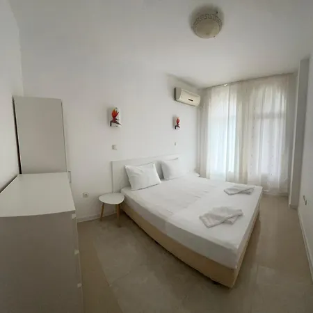 Mynook Garden 3-bedroom Maisonette דירה צ'רנומורץ